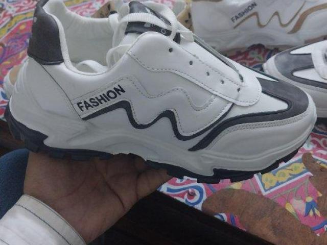 كوتشي شبابي وحريمي لقطه