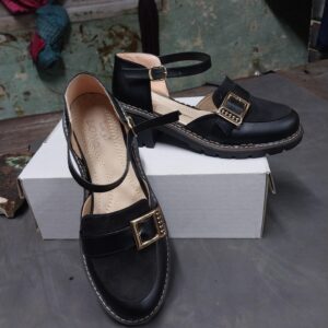 حذاء حريمي بأبزيم